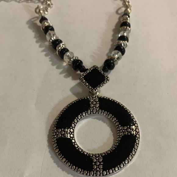 Elegant Black and Silver Pendant Necklace - Picture 2 of 2